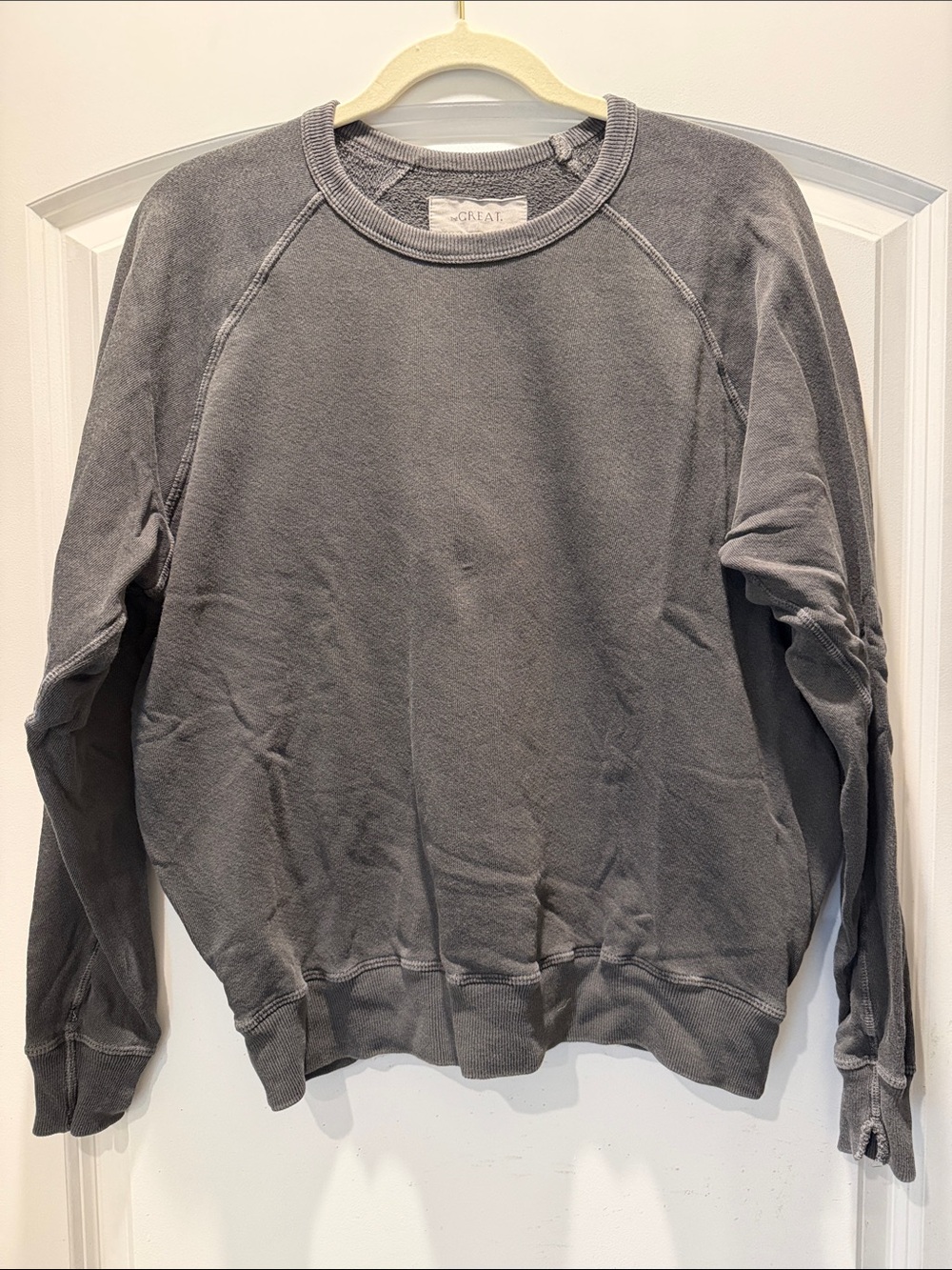 THE GREAT. Crewneck Sweatshirt in Washed Gray